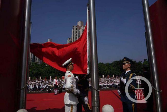 重庆一超市挂红灯笼、贴剪纸窗花喜气洋洋迎新春